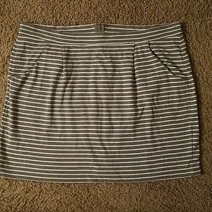 EUC Gap Gray and White Striped Skirt